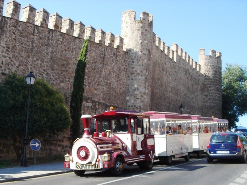 El Zocotren pasando junto a las murallas de Toledo