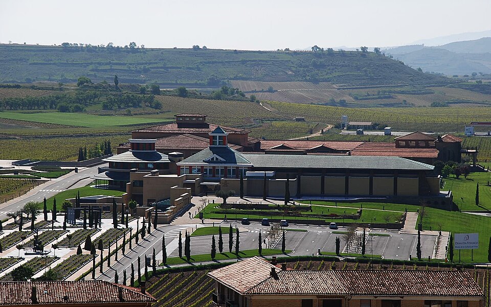 Museo Vivanco de la Cultura del Vino rodeado de viñedos en Briones, La Rioja
