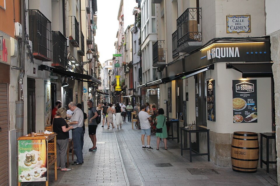 Calle San Juan de Logroño, zona de bares de pinchos, en la esquina con la calle del Carmen