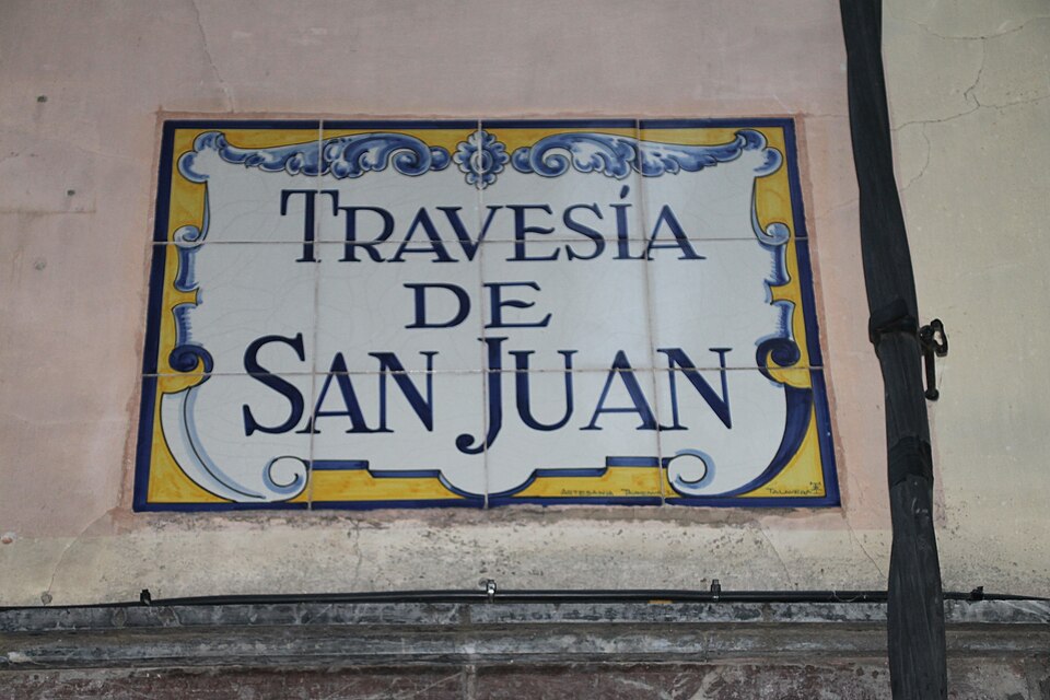 Placa de azulejos de la Travesía de San Juan en Logroño, donde está el bar La Travesía