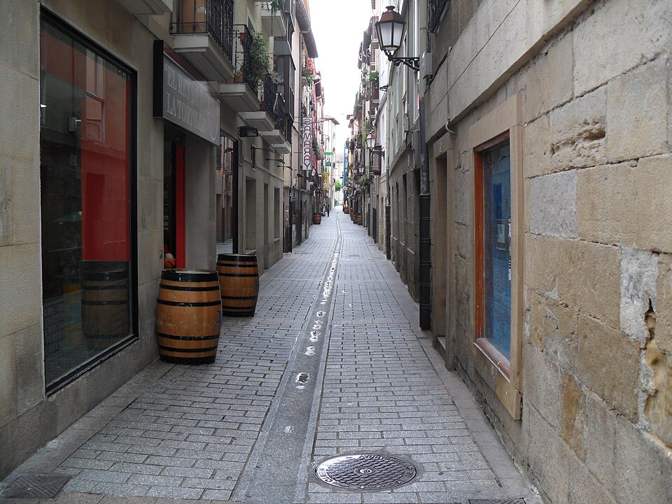 Calle San Juan de Logroño con barricas a la puerta de los bares de pinchos