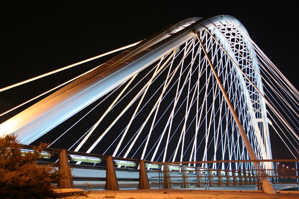Pasarela sobre el Ebro que une Las Norias con el centro de Logroño, iluminada de noche