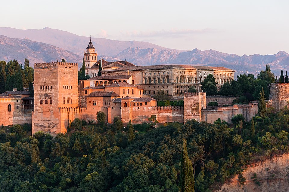 Palacio de Carlos V y Alhambra de Granada al amanecer