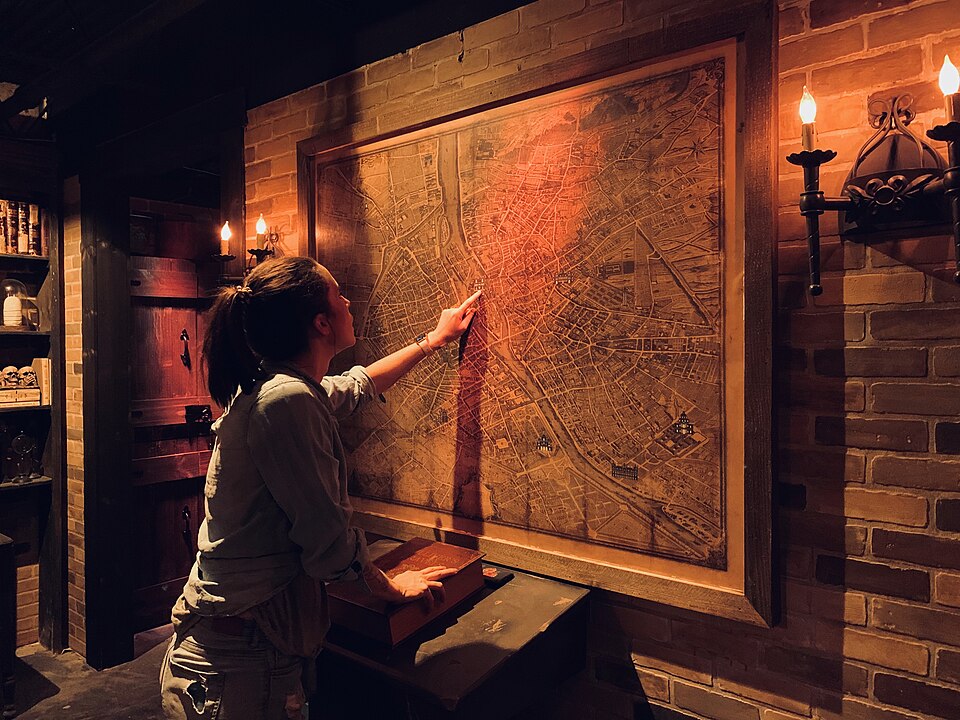 Jugadora resolviendo un enigma en un escape room