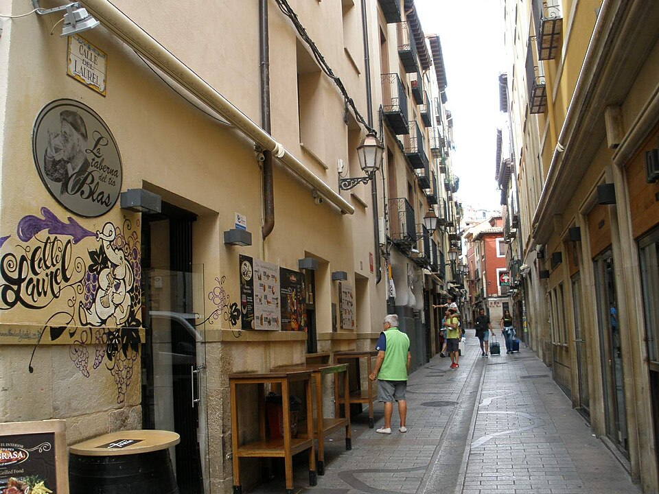 Calle del Laurel de Logroño con las barricas y mesas altas de los bares de pinchos