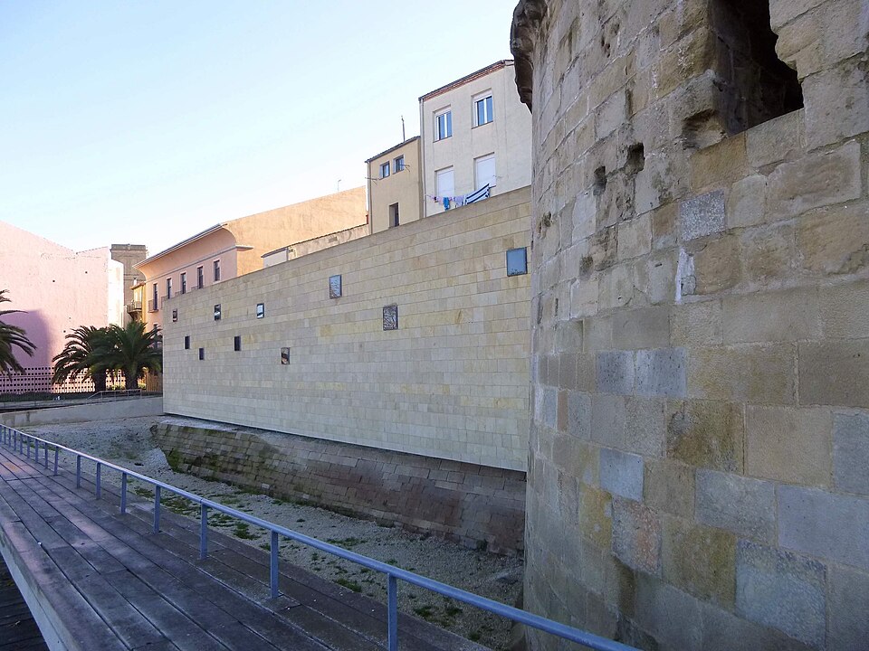 Cubo del Revellín y restos de la muralla de Logroño, junto al aparcamiento gratuito