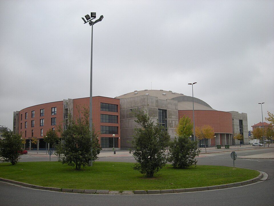 Palacio de los Deportes de La Rioja en Logroño, junto a uno de los aparcamientos gratuitos de la ciudad