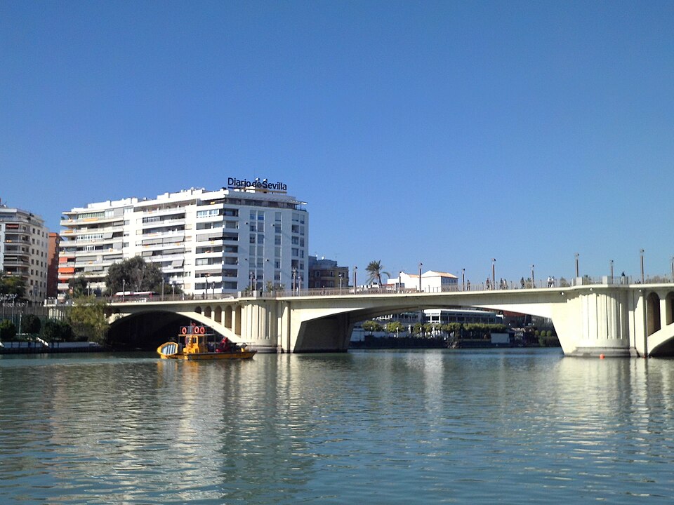 Puente de San Telmo, que une el centro de Sevilla con Los Remedios