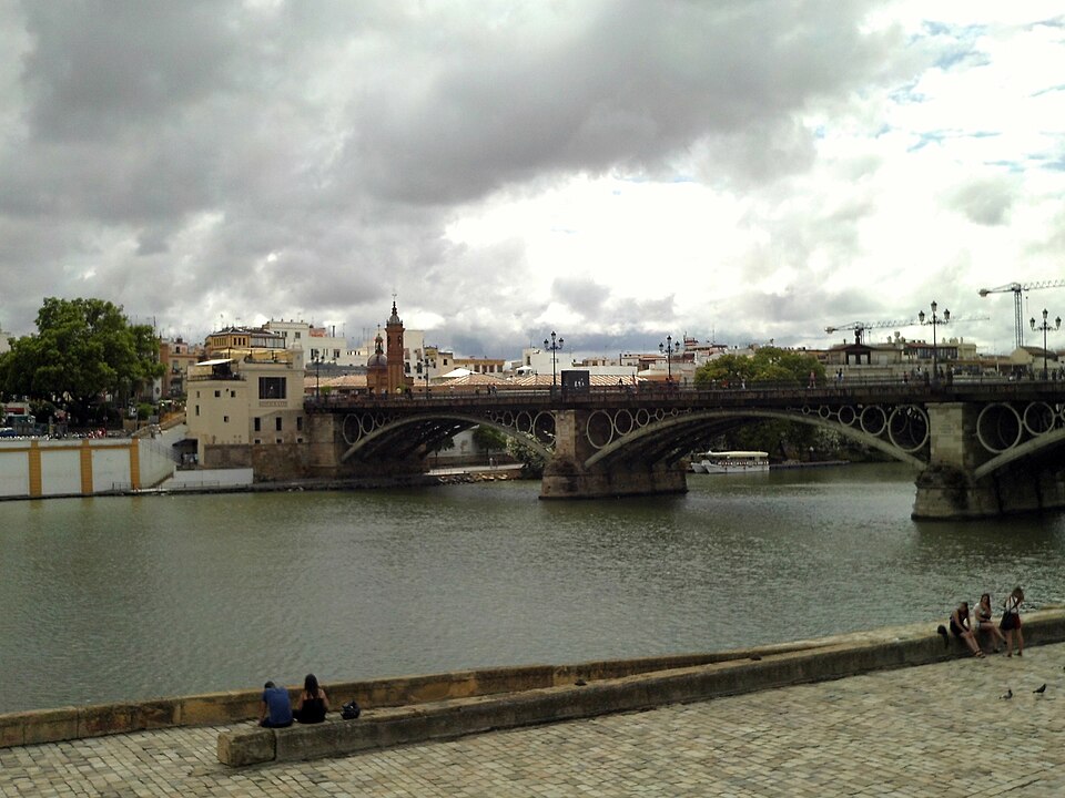 Puente de Triana sobre el Guadalquivir en Sevilla