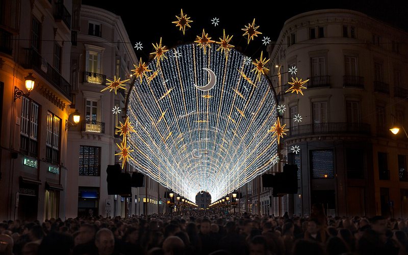 Alumbrado navideño con estrellas en el centro de Málaga