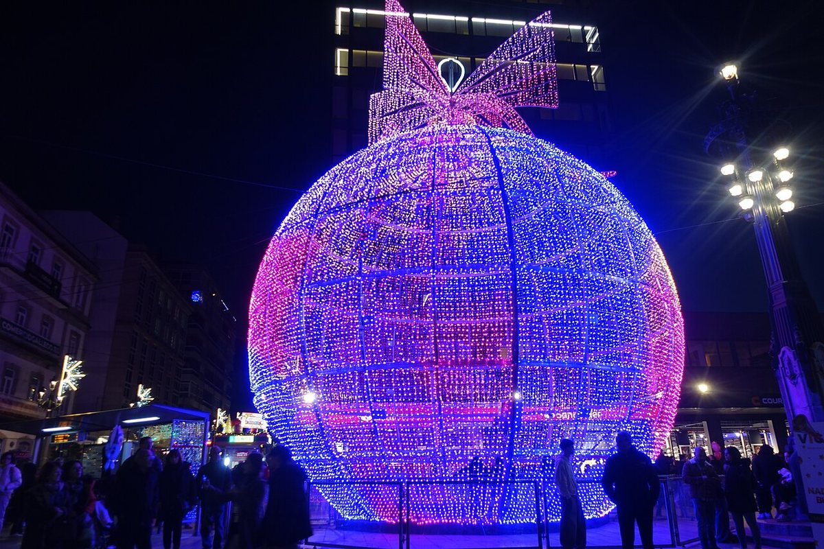 Gran bola de Navidad iluminada en Vigo