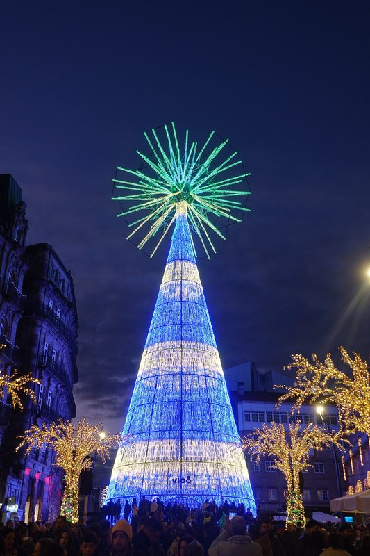 Árbol de Navidad gigante de luces en la Porta do Sol de Vigo