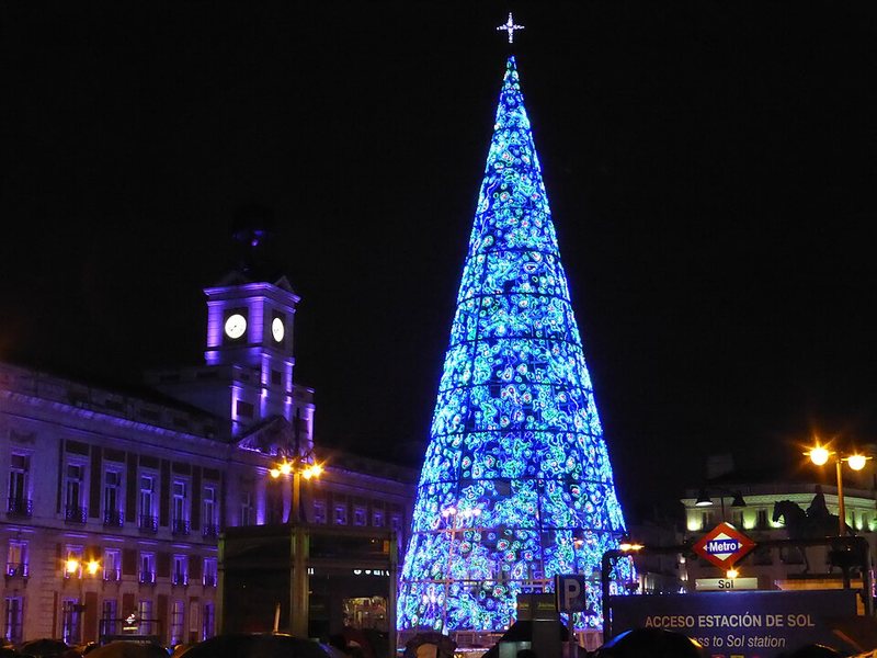 Árbol de Navidad iluminado en la Puerta del Sol de Madrid