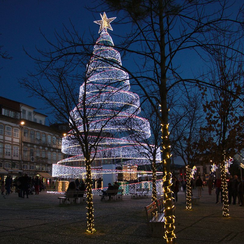 Árbol de Navidad de luces en el Largo do Toural de Guimarães