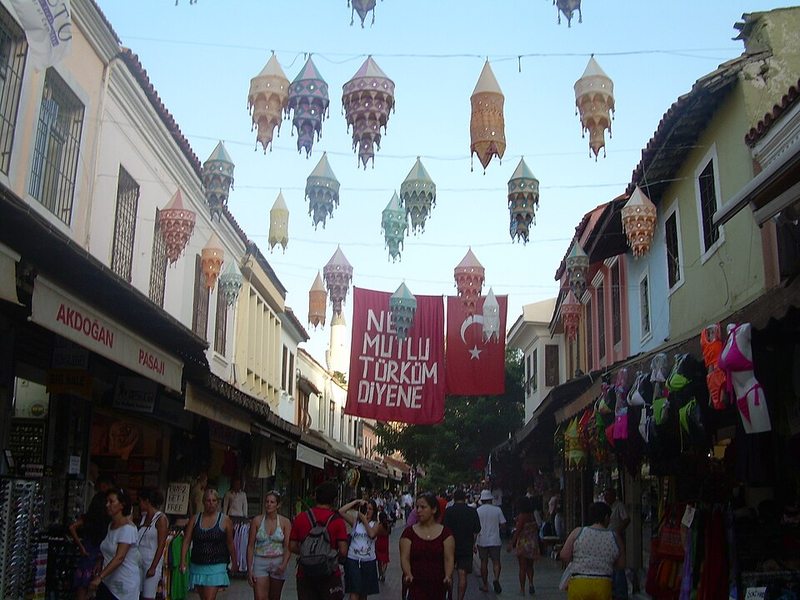 Calle peatonal del bazar de Kusadasi con farolillos de colores y tiendas