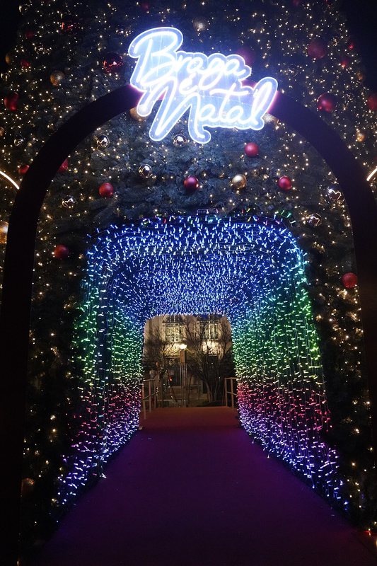 Túnel de luces con el cartel Braga é Natal