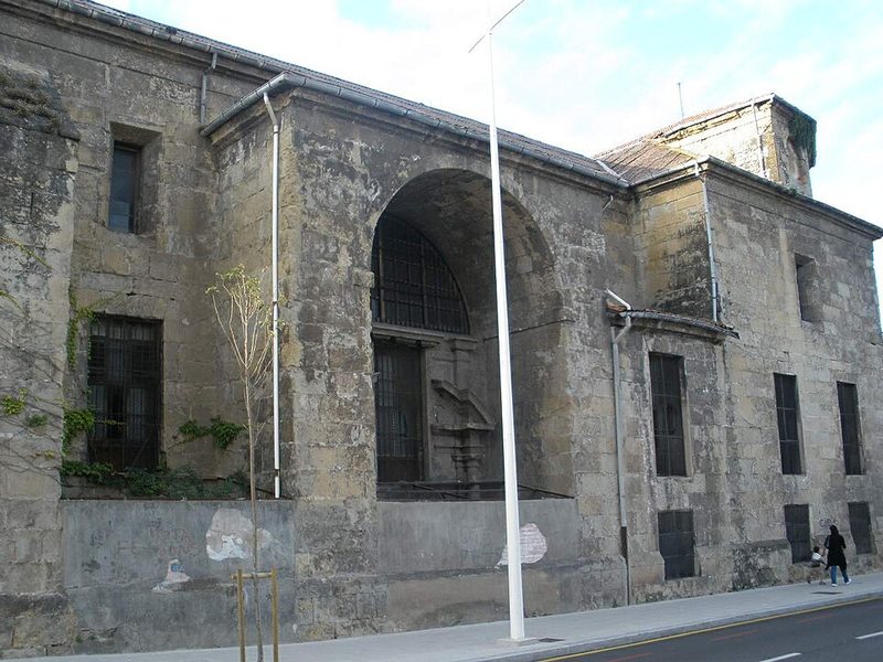 Edificio de la antigua prisión de la Calle Alta de Santander, junto al aparcamiento gratuito