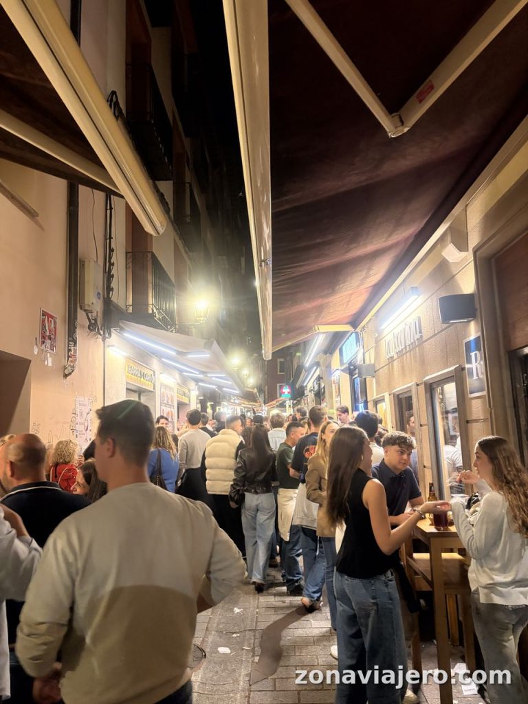 Ambiente nocturno en la calle Laurel de Logroño con la calle llena de gente de pinchos