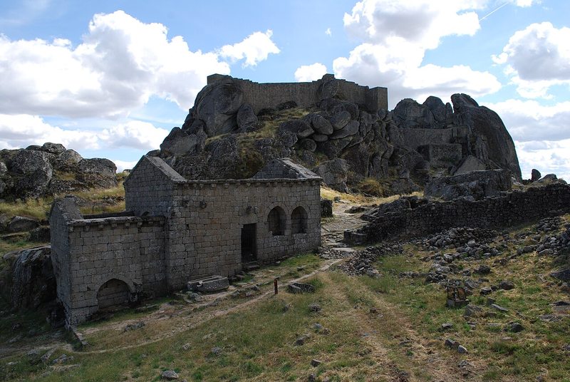 Capilla de San Miguel junto al castillo de Monsanto