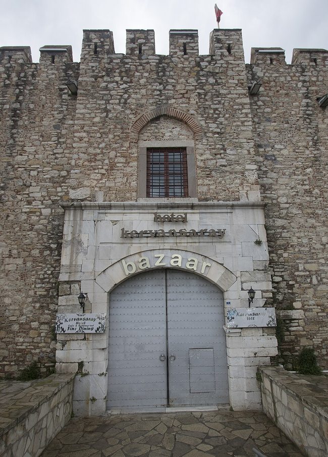 Puerta principal del caravasar de Öküz Mehmed Pasha en Kusadasi