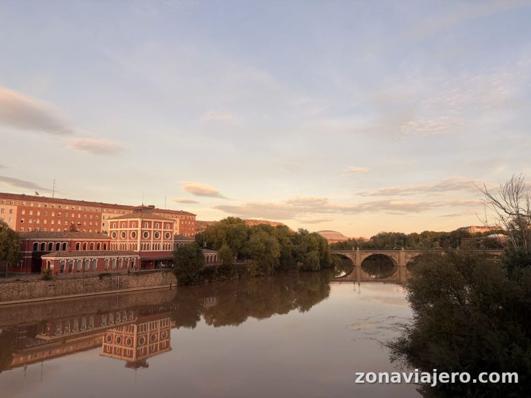 Casa de las Ciencias de Logroño junto al Ebro con el Puente de Piedra al atardecer