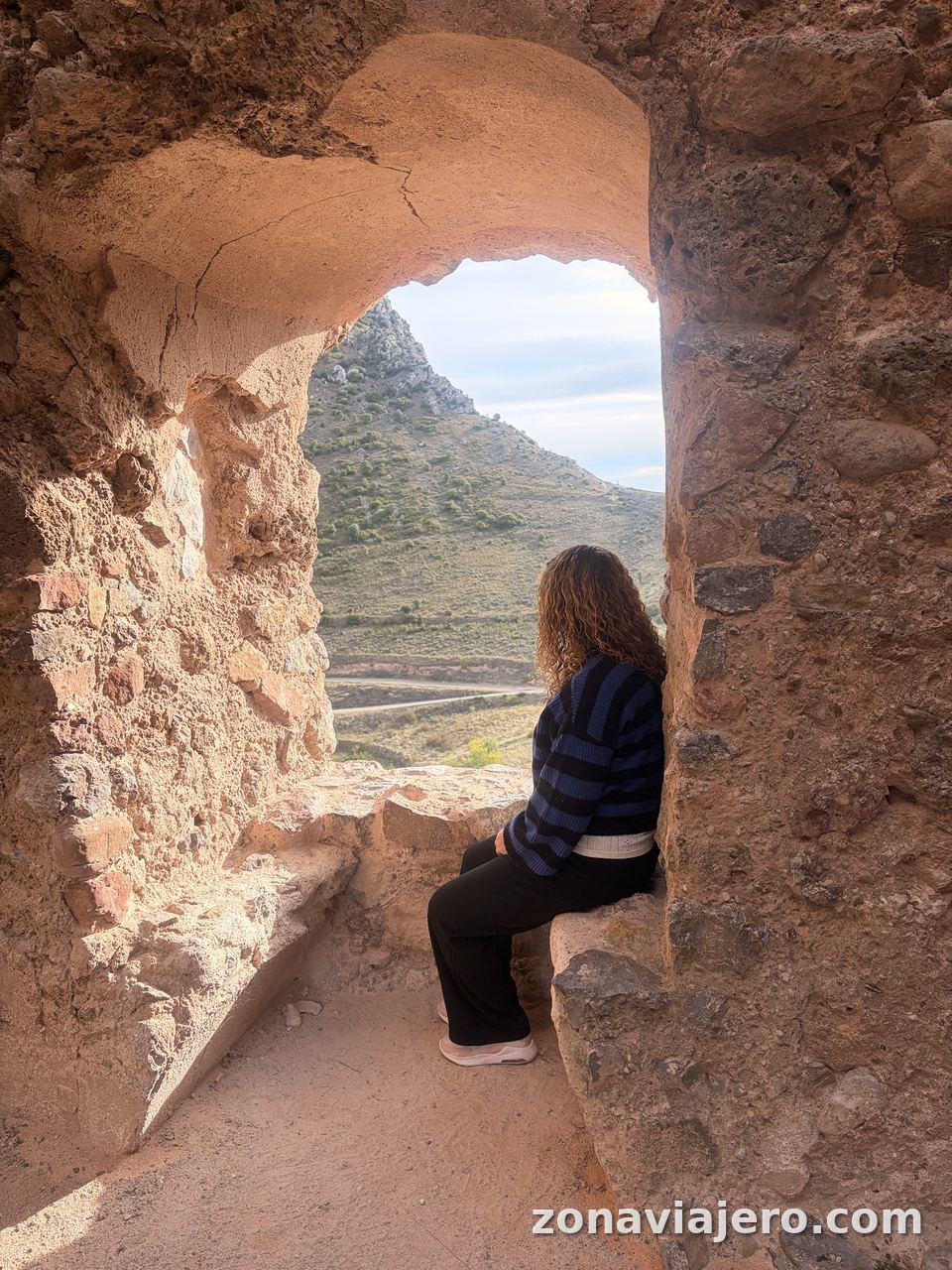 Ventana del castillo de Clavijo con vistas a los montes de La Rioja