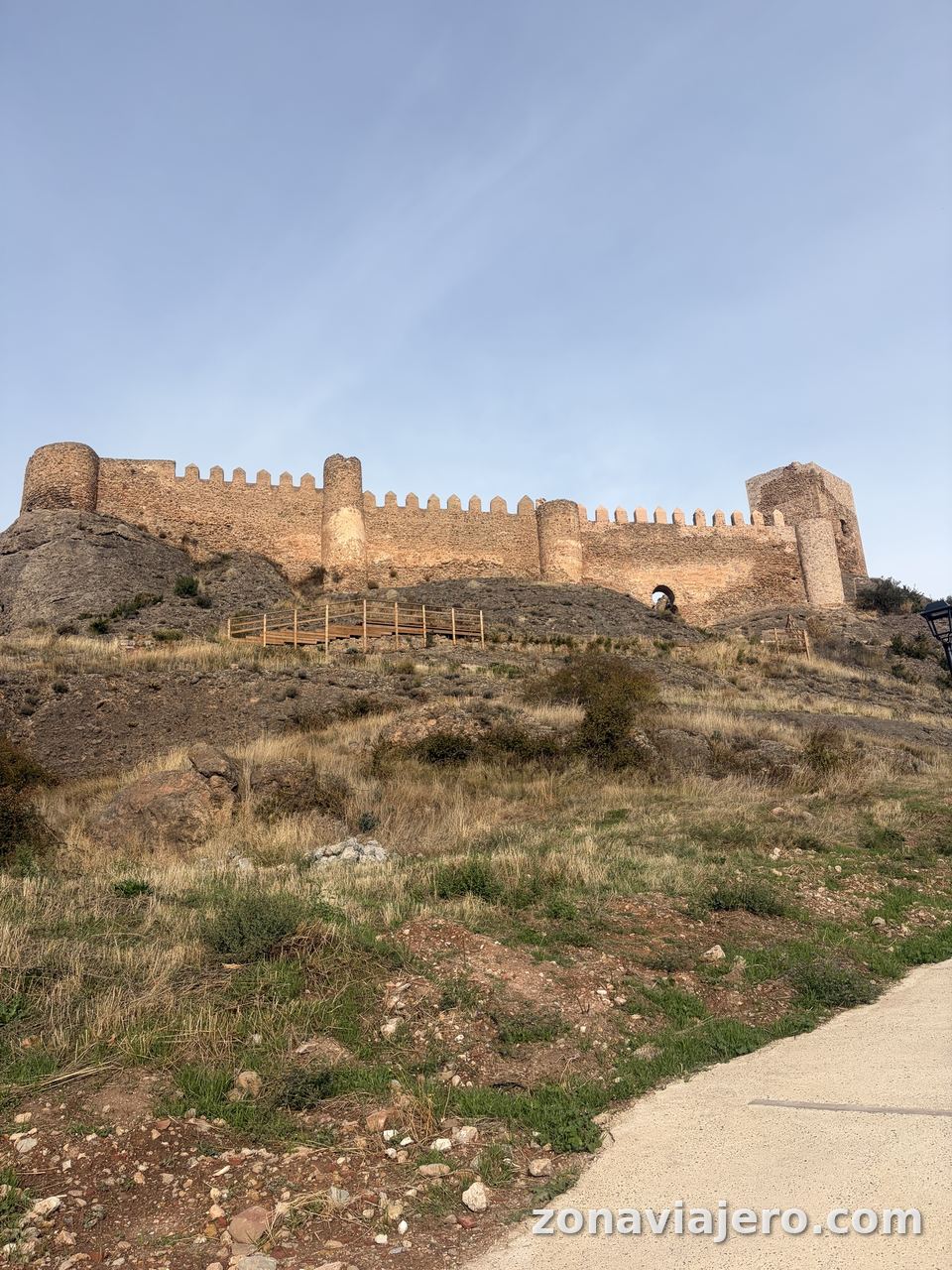 Murallas almenadas del castillo de Clavijo sobre la roca, en La Rioja