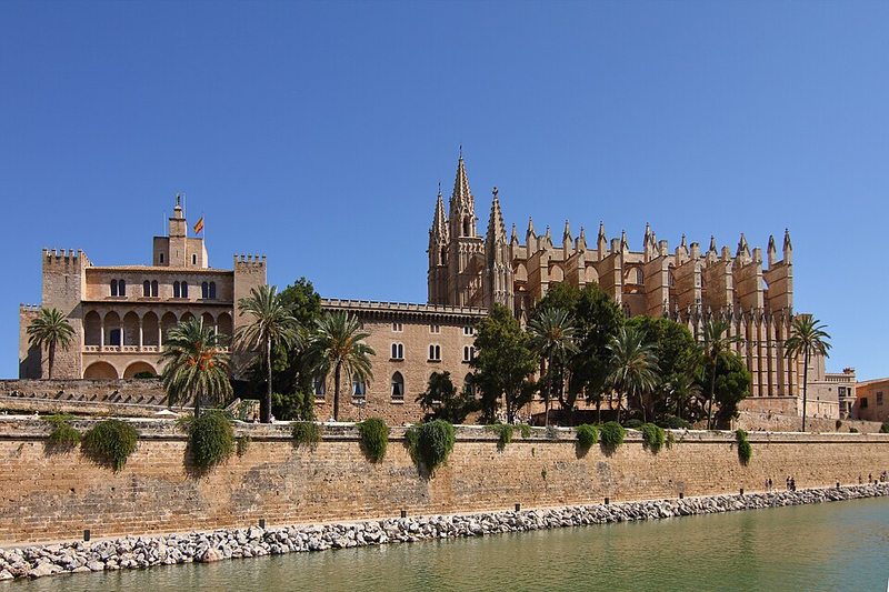 Catedral de Palma y Palacio de la Almudaina vistos desde el Parc de la Mar