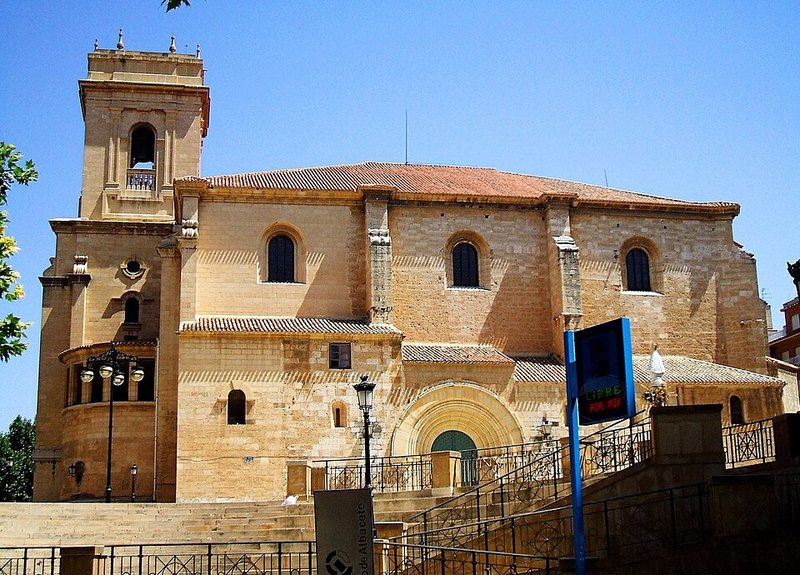 Catedral de San Juan Bautista de Albacete, junto a los parkings del centro