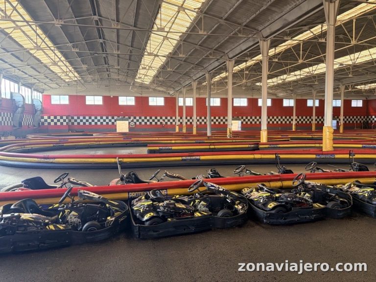 Circuito cubierto del karting indoor de Logroño con los karts preparados