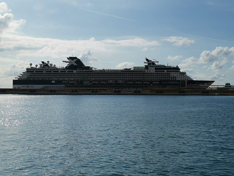 Crucero atracado en un muelle del puerto de Palma de Mallorca