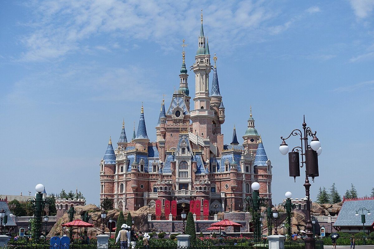 Castillo Enchanted Storybook de Disneyland Shanghai con cielo azul