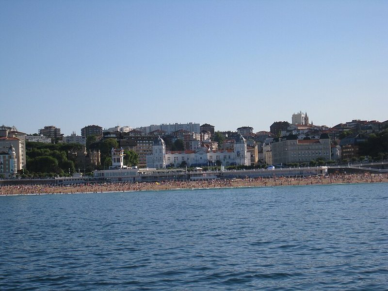Vista de El Sardinero de Santander desde el mar, con los edificios del paseo marítimo