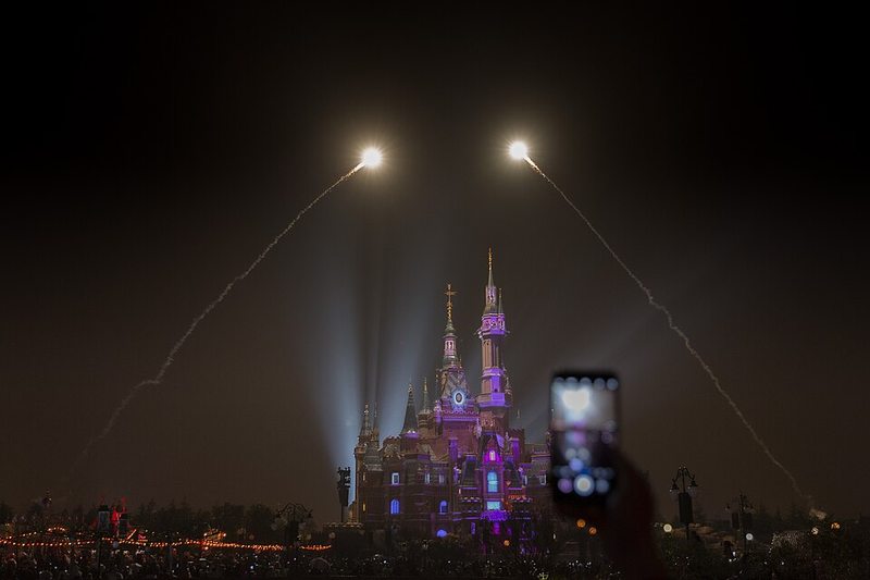 Fuegos artificiales sobre el castillo de Disneyland Shanghai durante el espectáculo nocturno