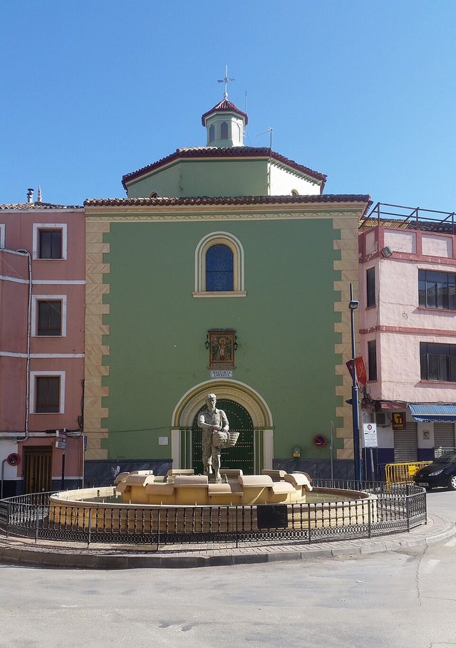 Fuente con la estatua de El Arrocero frente a la Puerta de la Esperanza en Calasparra