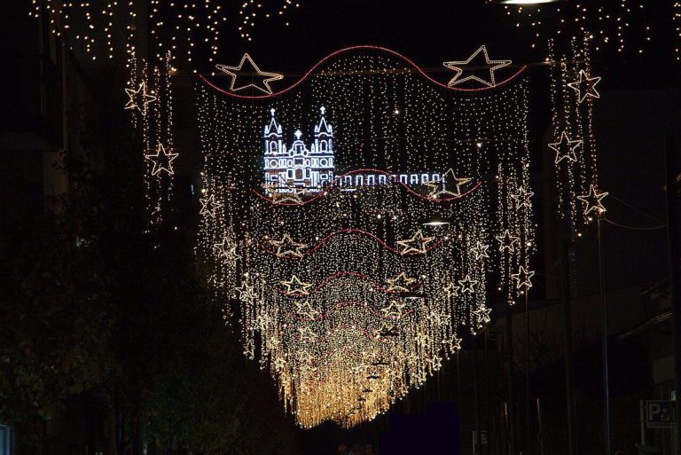 Calle de Guimarães con luces de Navidad y la Pousada Mosteiro iluminada al fondo