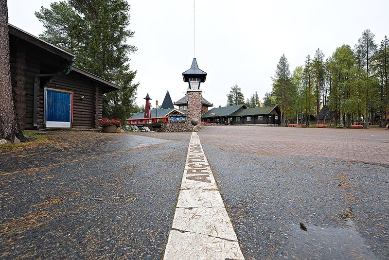 Línea del Círculo Polar Ártico marcada en el suelo del Santa Claus Village de Rovaniemi