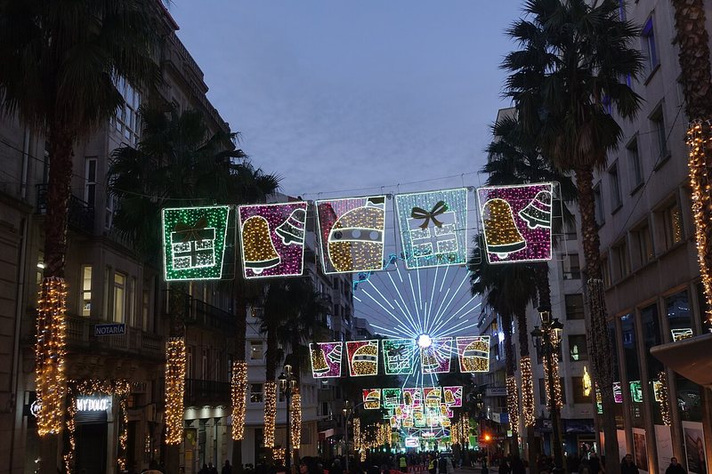 Calle de Vigo con luces de Navidad y la noria al fondo