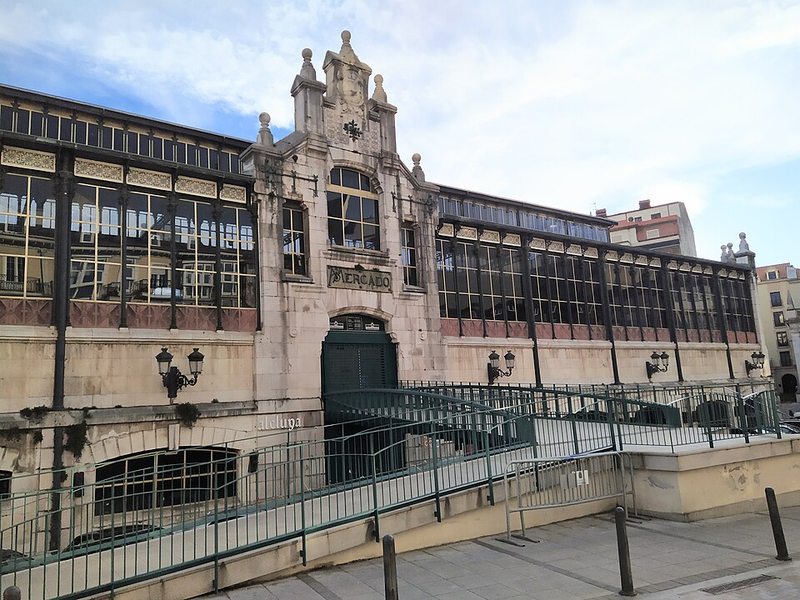 Fachada del Mercado de la Esperanza de Santander, junto al parking de la Plaza de la Esperanza