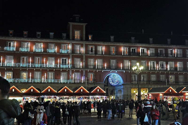 Mercado de Navidad de la Plaza Mayor de Madrid de noche