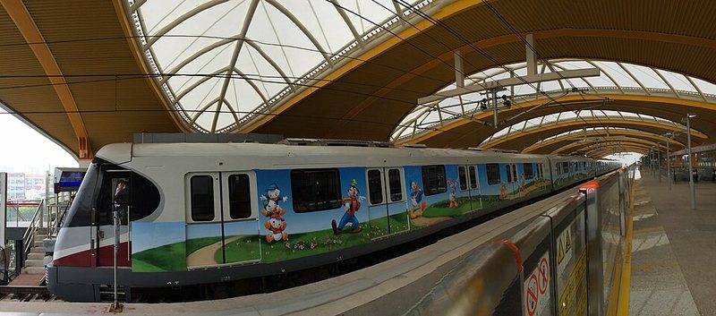 Tren de la línea 11 del metro de Shanghái decorado con personajes Disney