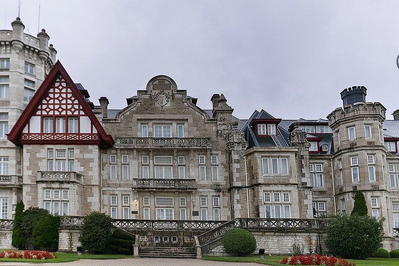 Fachada del Palacio de la Magdalena en la península de la Magdalena, Santander
