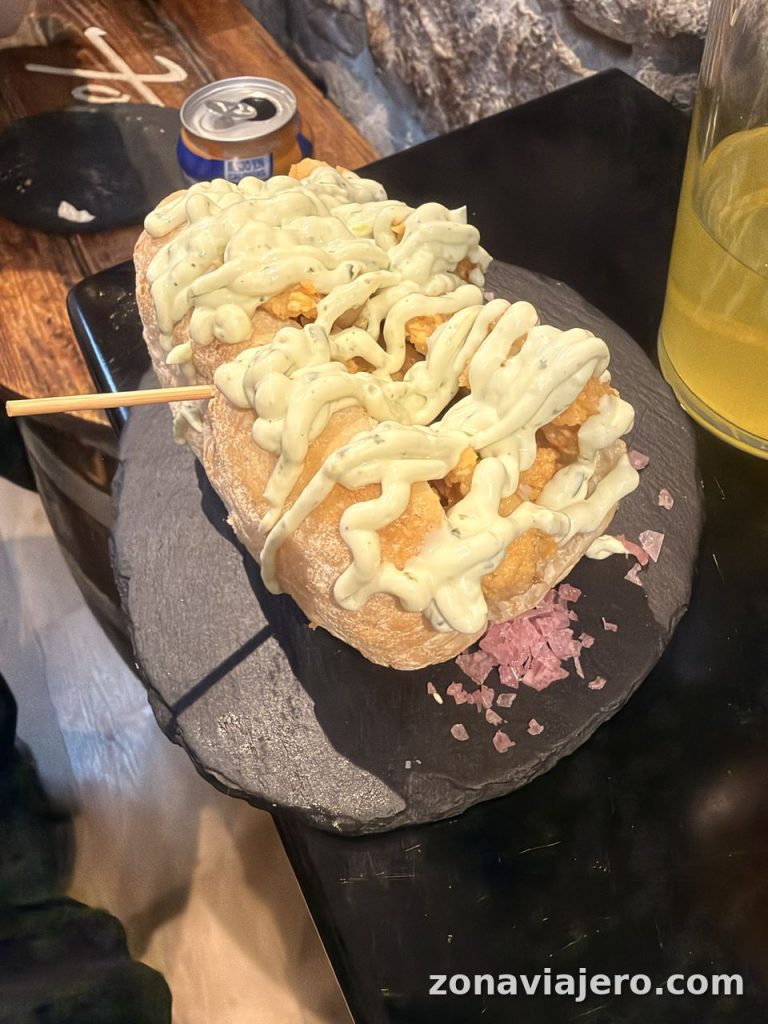 Pincho de bocadillo con rebozado, salsa y sal rosa del Bar Torrecilla en la calle Laurel de Logroño