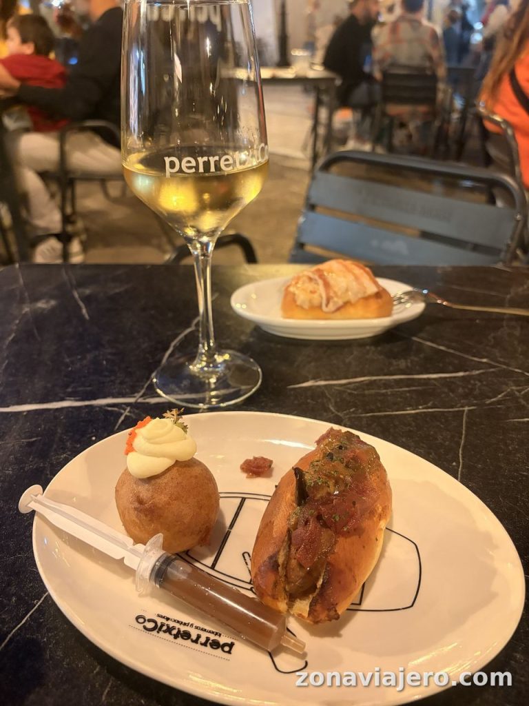 Pinchos de PerretxiCo en la calle Portales de Logroño con una copa de vino blanco