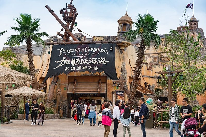 Entrada de la atracción Piratas del Caribe Battle for the Sunken Treasure en Disneyland Shanghai