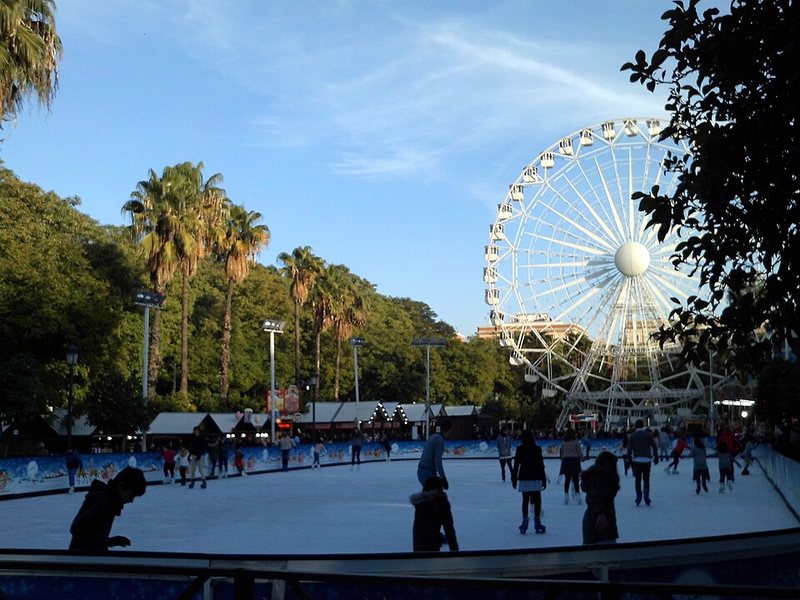 Pista de hielo y noria en un parque navideño
