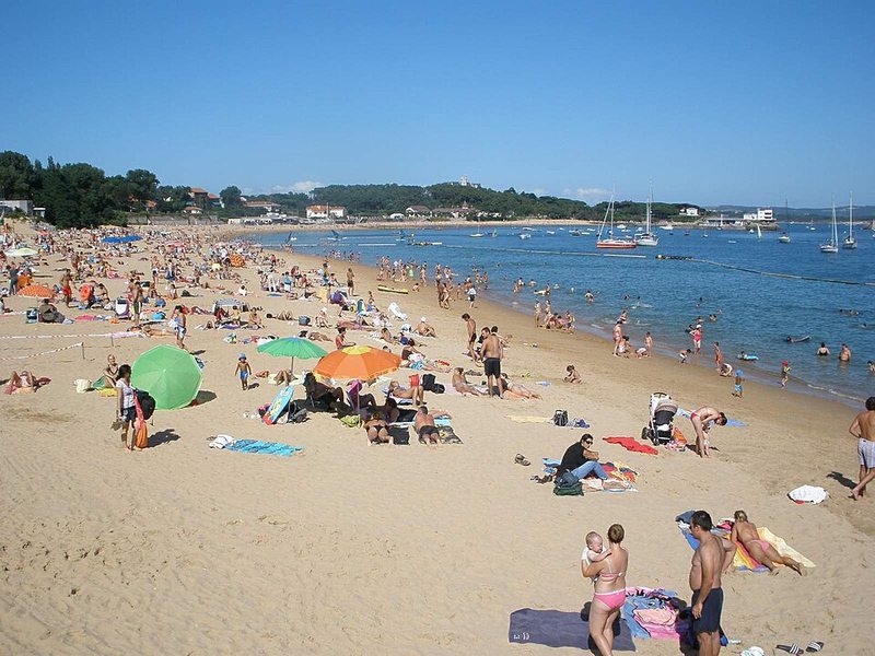 Playa de los Peligros en la bahía de Santander
