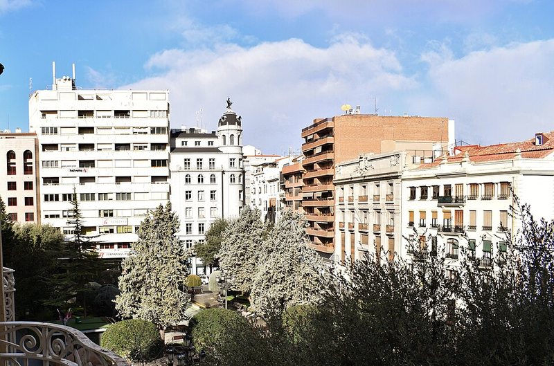 Plaza del Altozano, en el centro de Albacete, con calles de zona regulada