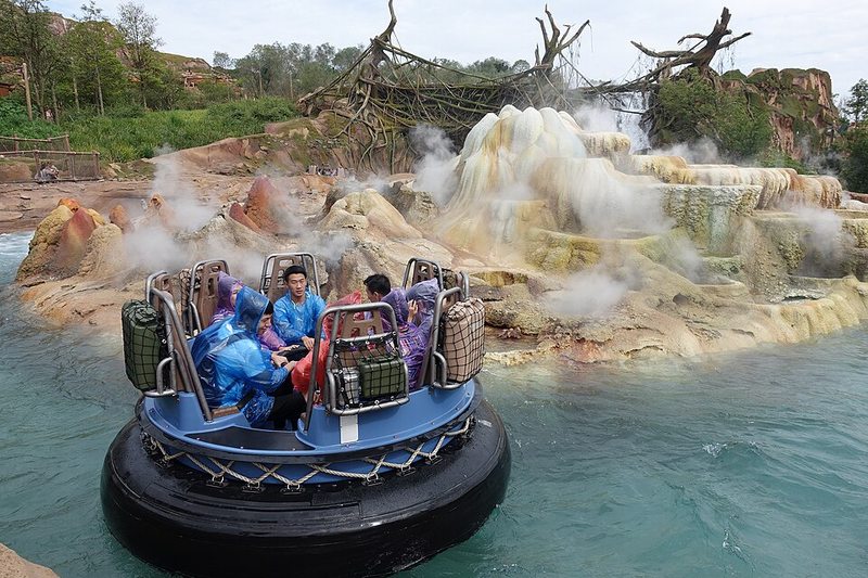 Balsa circular de Roaring Rapids bajando por los rápidos en Adventure Isle, Disneyland Shanghai