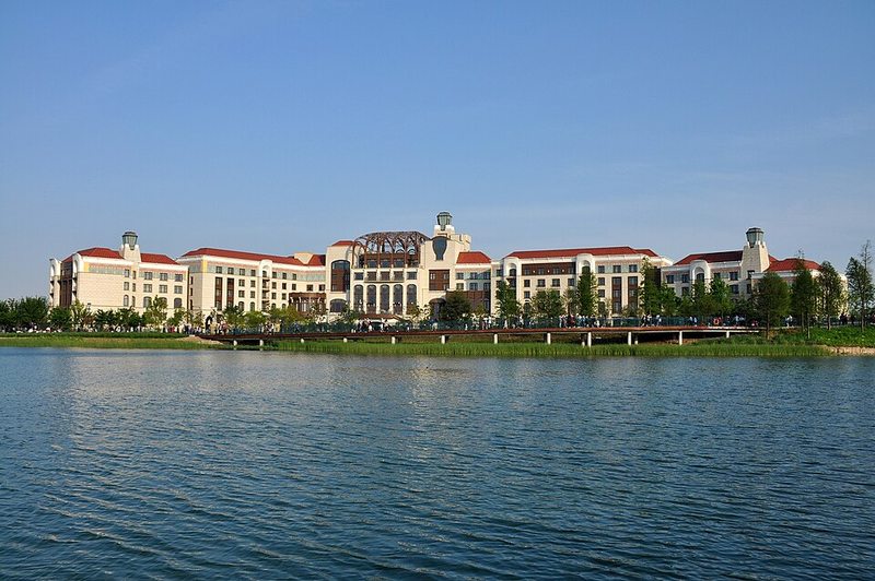 Shanghai Disneyland Hotel visto desde el lago Wishing Star